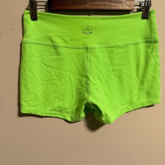 Beyond Yoga SpaceDyed Neon Green Shorts 3”- Size Small - Picture 1 of 7